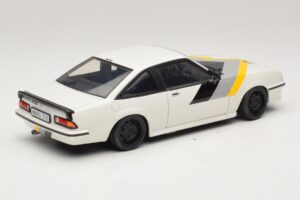 Opel Manta B GT/E Blanco Llantas Personalizadas Negras Revell 1:18 08422 Metal - imagen 3 de 8