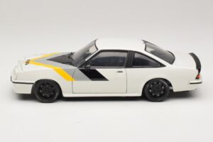 Opel Manta B GT/E Blanco Llantas Personalizadas Negras Revell 1:18 08422 Metal - imagen 4 de 8