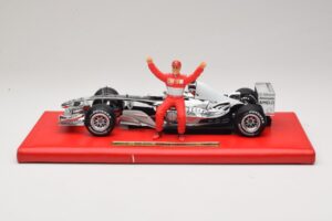 Ferrari F2004 #1 M. Schumacher Six Time World Champion 2004 Cromo Plata Hot Wheels 1:18 C7332 Metal - imagen 3 de 6