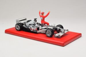 Ferrari F2004 #1 M. Schumacher Six Time World Champion 2004 Cromo Plata Hot Wheels 1:18 C7332 Metal - imagen 4 de 6
