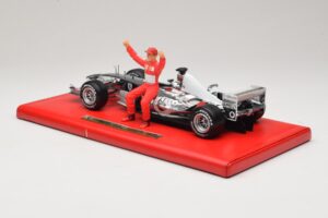Ferrari F2004 #1 M. Schumacher Six Time World Champion 2004 Cromo Plata Hot Wheels 1:18 C7332 Metal - imagen 5 de 6