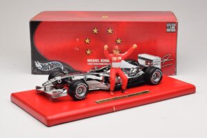 Ferrari F2004 #1 M. Schumacher Six Time World Champion 2004 Cromo Plata Hot Wheels 1:18 C7332 Metal - imagen 6 de 6