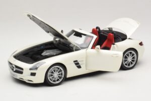 Mercedes SLS AMG Roadster Mystic White II Minichamps 1:18 B66960079 Metal - imagen 3 de 9