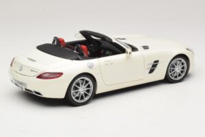 Mercedes SLS AMG Roadster Mystic White II Minichamps 1:18 B66960079 Metal - imagen 4 de 9
