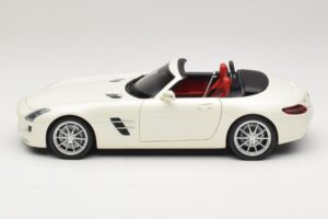 Mercedes SLS AMG Roadster Mystic White II Minichamps 1:18 B66960079 Metal - imagen 5 de 9