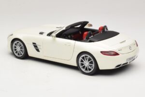 Mercedes SLS AMG Roadster Mystic White II Minichamps 1:18 B66960079 Metal - imagen 7 de 9