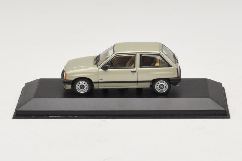 Opel Corsa A Verde Claro Metalizado Minichamps 1:43 CORSA001 Metal