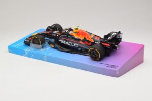 Oracle Red Bull Racing RB18 #11 S. Perez Miami GP 2022 Minichamps 1:18 113220511 Metal - imagen 5 de 7