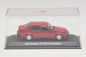 Alfa Romeo 75 V6 3.0 America Rojo Maxichamps 1:43 940120461 Metal - imagen 4 de 5
