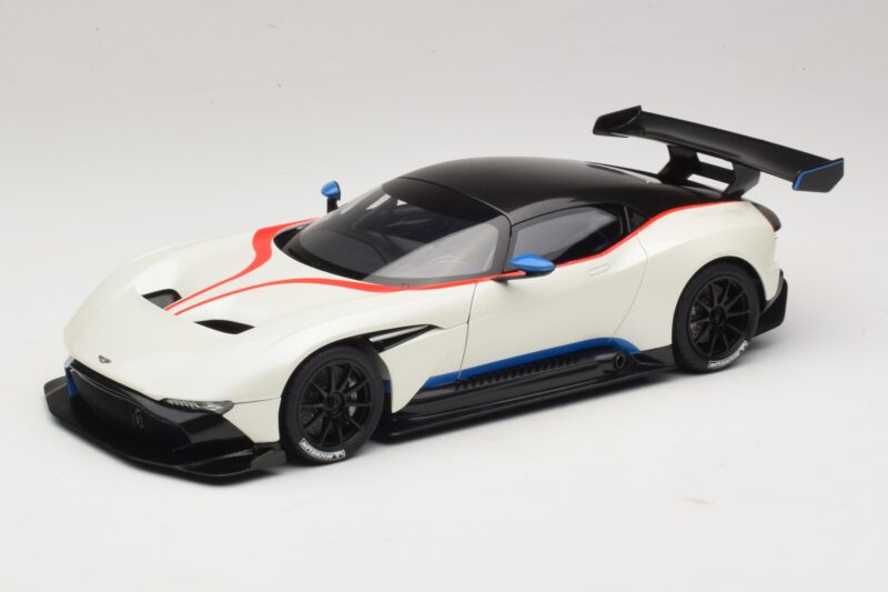 Aston Martin Vulcan Stratus White Con Rayas Azules y Rojas AUTOart 1:18 70261 Compuesto