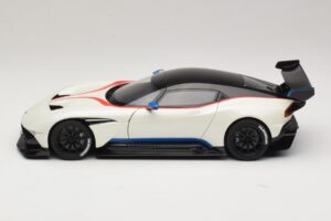 Aston Martin Vulcan Stratus White Con Rayas Azules y Rojas AUTOart 1:18 70261 Compuesto - imagen 4 de 8