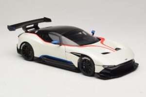 Aston Martin Vulcan Stratus White Con Rayas Azules y Rojas AUTOart 1:18 70261 Compuesto - imagen 6 de 8