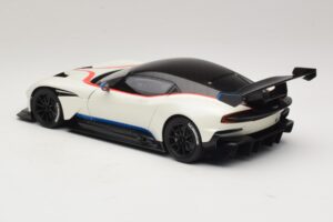 Aston Martin Vulcan Stratus White Con Rayas Azules y Rojas AUTOart 1:18 70261 Compuesto - imagen 7 de 8