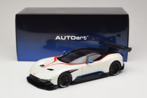 Aston Martin Vulcan Stratus White Con Rayas Azules y Rojas AUTOart 1:18 70261 Compuesto - imagen 8 de 8