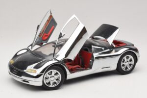 Audi Avus Quattro Chrome Silver Revell 1:18 08830 Metal - imagen 2 de 8