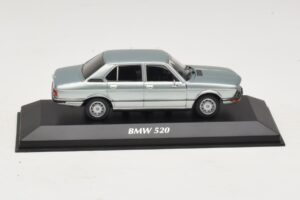 BMW 520 E12 Azul Claro Metalizado Maxichamps 1:43 940023002 Metal