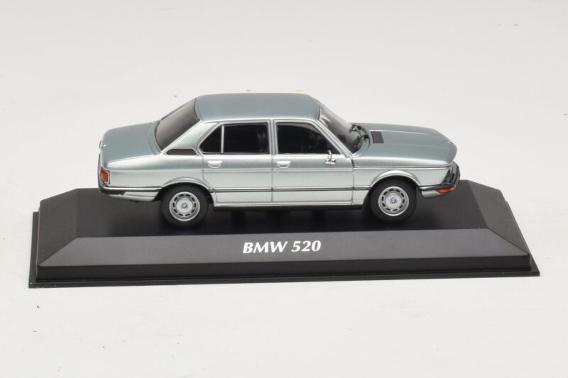 BMW 520 E12 Azul Claro Metalizado Maxichamps 1:43 940023002 Metal