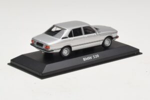 BMW 520 E12 Plata Maxichamps 1:43 940023000 Metal - imagen 2 de 5