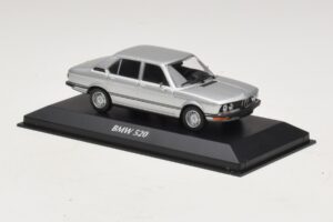 BMW 520 E12 Plata Maxichamps 1:43 940023000 Metal - imagen 3 de 5
