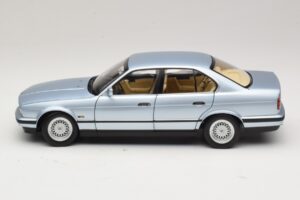 BMW 535i E34 Azul Claro Metalizado Minichamps 1:18 100024007 Metal - imagen 4 de 8