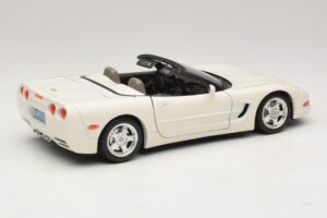 Chevrolet Corvette C5 Descapotable Blanco Bburago 1:18 3076-P1 Metal - imagen 3 de 8