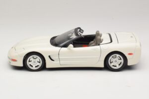 Chevrolet Corvette C5 Descapotable Blanco Bburago 1:18 3076-P1 Metal - imagen 4 de 8