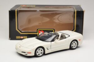 Chevrolet Corvette C5 Descapotable Blanco Bburago 1:18 3076-P1 Metal - imagen 8 de 8