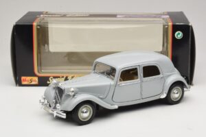 Citroen 15CV Six Gris Maisto 1:18 31837 Metal - imagen 8 de 8