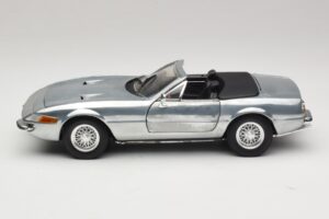 Ferrari 365 GTS Chrome Silver Hot Wheels 1:18 25738 Metal - imagen 4 de 8