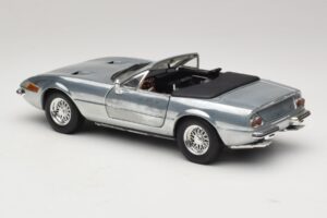 Ferrari 365 GTS Chrome Silver Hot Wheels 1:18 25738 Metal - imagen 7 de 8