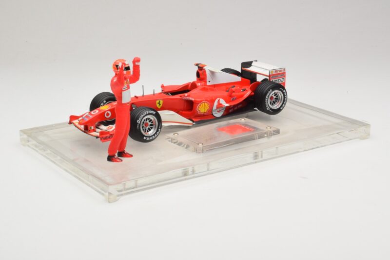 Ferrari F2004 #1 M. Schumacher F1 World Champion 2004 Con Traje De Carreras Hot Wheels 1:18 B66221 Metal