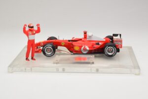 Ferrari F2004 #1 M. Schumacher F1 World Champion 2004 Con Traje De Carreras Hot Wheels 1:18 B66221 Metal - imagen 3 de 6