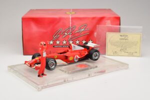 Ferrari F2004 #1 M. Schumacher F1 World Champion 2004 Con Traje De Carreras Hot Wheels 1:18 B66221 Metal - imagen 6 de 6