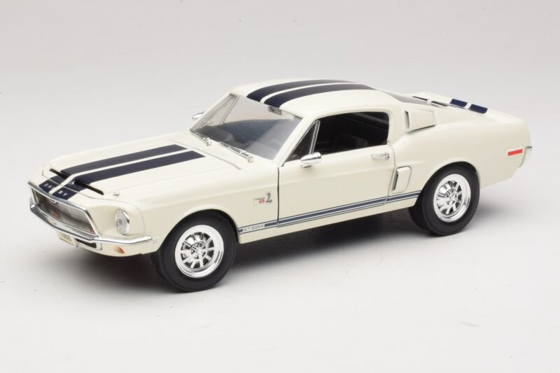Ford Shelby GT500KR Blanco Road Legends 1:18 92168 Metal