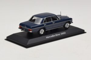 Mercedes 200D W115 Azul Maxichamps 1:43 940034000 Metal - imagen 2 de 5