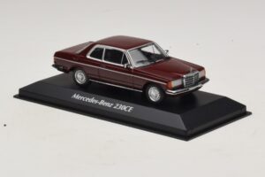 Mercedes 230 CE C123 Rojo Maxichamps 1:43 940032221 Metal - imagen 3 de 5