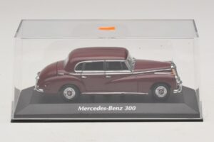 Mercedes 300 W186 Rojo Oscuro Maxichamps 1:43 940039060 Metal - imagen 4 de 5