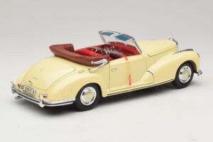Mercedes 300S Crema Maisto 1:18 31806 Metal - imagen 3 de 8