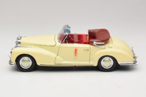 Mercedes 300S Crema Maisto 1:18 31806 Metal - imagen 4 de 8