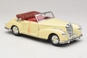 Mercedes 300S Crema Maisto 1:18 31806 Metal - imagen 6 de 8