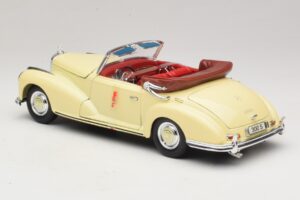 Mercedes 300S Crema Maisto 1:18 31806 Metal - imagen 7 de 8