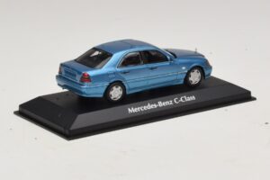 Mercedes C-Class W202 Azul Metalizado Maxichamps 1:43 940037060 Metal - imagen 2 de 5