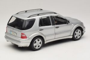 Mercedes ML55 AMG W163 Plata Maisto 1:18 31876-P1 Metal - imagen 3 de 8