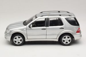 Mercedes ML55 AMG W163 Plata Maisto 1:18 31876-P1 Metal - imagen 4 de 8
