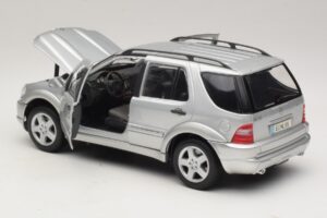 Mercedes ML55 AMG W163 Plata Maisto 1:18 31876-P1 Metal - imagen 5 de 8