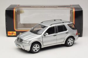 Mercedes ML55 AMG W163 Plata Maisto 1:18 31876-P1 Metal - imagen 8 de 8