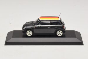 Mini Cooper One R50 Verde Con Bandera Alemana Minichamps 1:43 MINI033 Metal