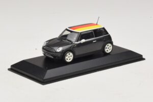 Mini Cooper One R50 Verde Con Bandera Alemana Minichamps 1:43 MINI033 Metal - imagen 2 de 5