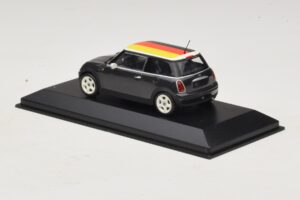 Mini Cooper One R50 Verde Con Bandera Alemana Minichamps 1:43 MINI033 Metal - imagen 3 de 5