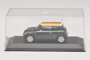 Mini Cooper One R50 Verde Con Bandera Alemana Minichamps 1:43 MINI033 Metal - imagen 4 de 5